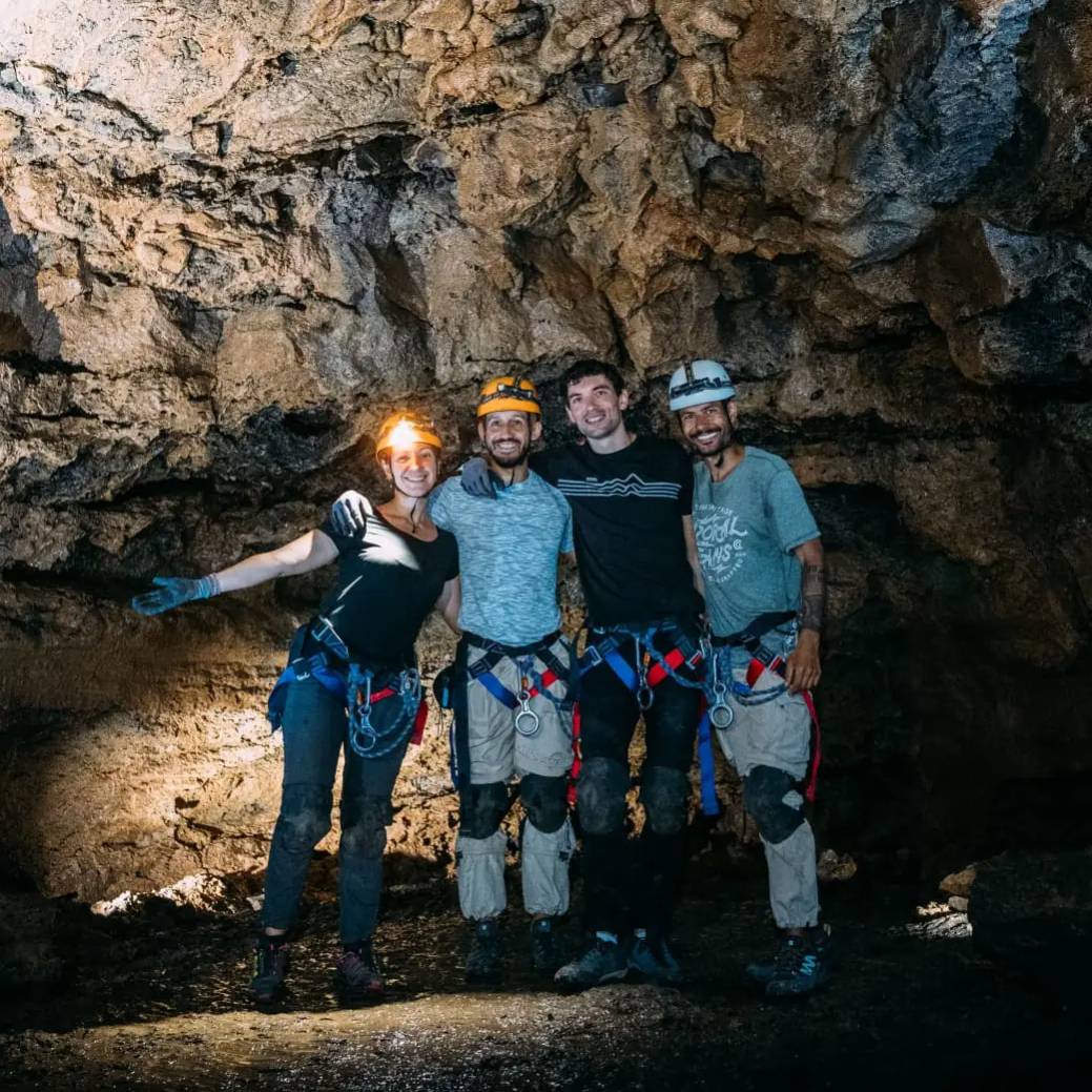 Groupe de client Envergure Réunion dans le tunnel de lave du Bassin Bleu