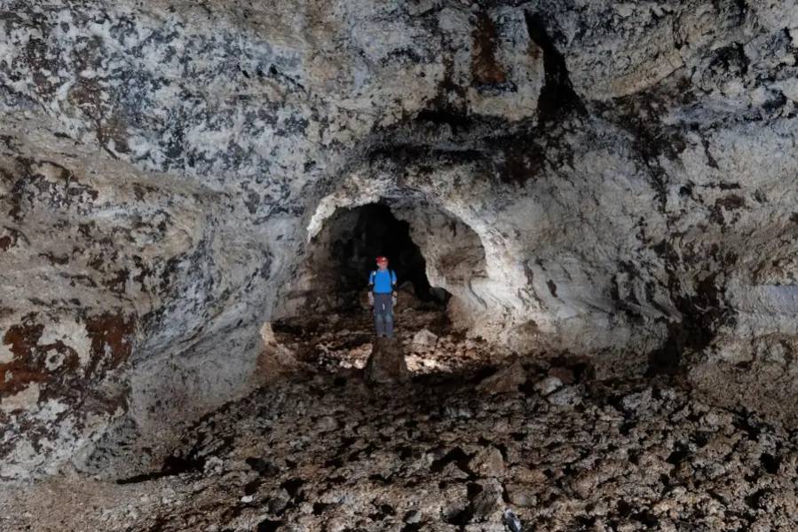 Galerie avec les parois blanches recouverte de magnésite dans le tunnel de lave du Bassin Bleu