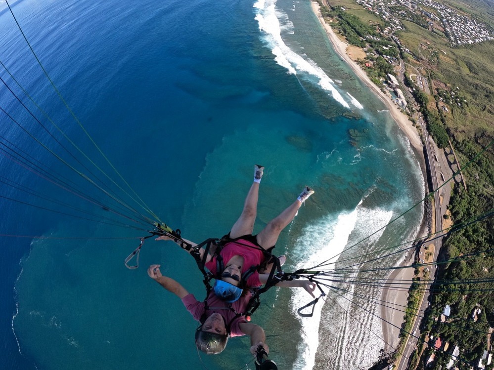 Vol en parapente à Saint-Leu La Réunion avec Run Parapente, vue sur lagon et reliefs volcaniques