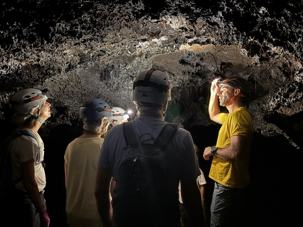 Exploration du Tunnel du Bassin Bleu à La Réunion avec Antre Terre et Mer, excursion dans les tunnels de lave