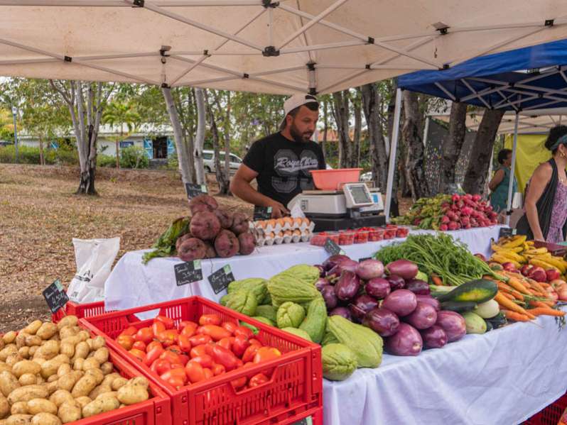 un samedi matin, au marché bio de l'eperon à la réunion 974