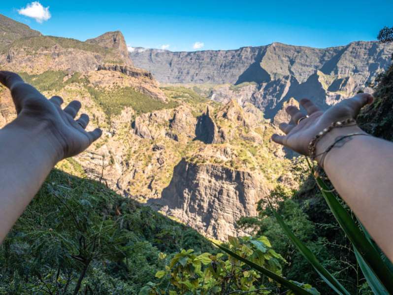 les agapanthes à aurère : le renouveau d'un gîte moderne et chaleureux du cirque de mafate 974