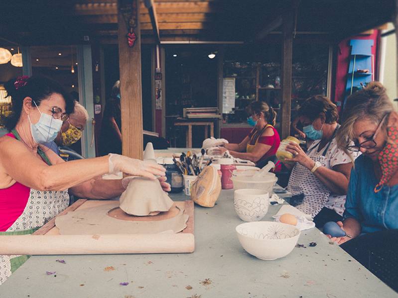 cours de poterie au village artisanal de l'éperon à l'ile de la Réunion 974