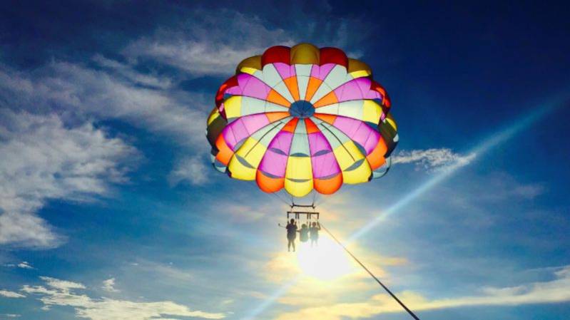 PORTRAIT D'ALIOCHA MONITEUR DE PARACHUTE ASCENSIONNEL À LA RÉUNION CHEZ PARASAIL REUNION