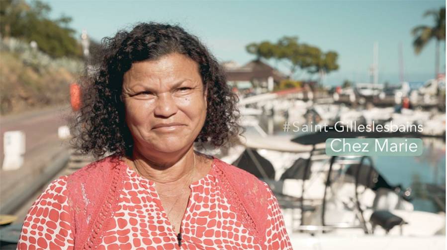 PORTRAIT DE MARIE GÉRANTE DU RESTAURANT CHEZ MARIE À LA RÉUNION