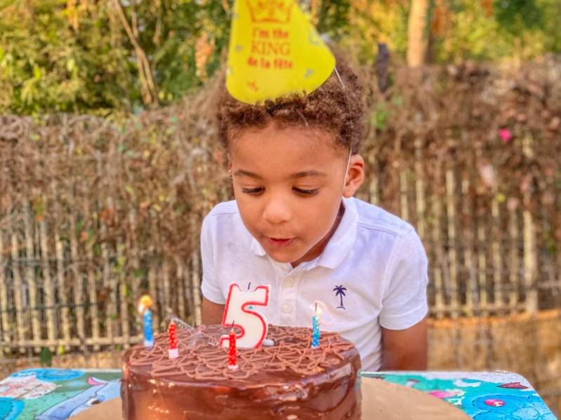 44 Ans D'anniversaire Nombre Avec La Bougie De Fête Pour Le Gâteau