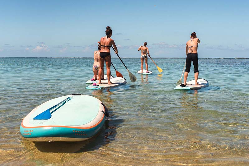 paddle sur la plage de trou d'eau à l'ile de La Réunion