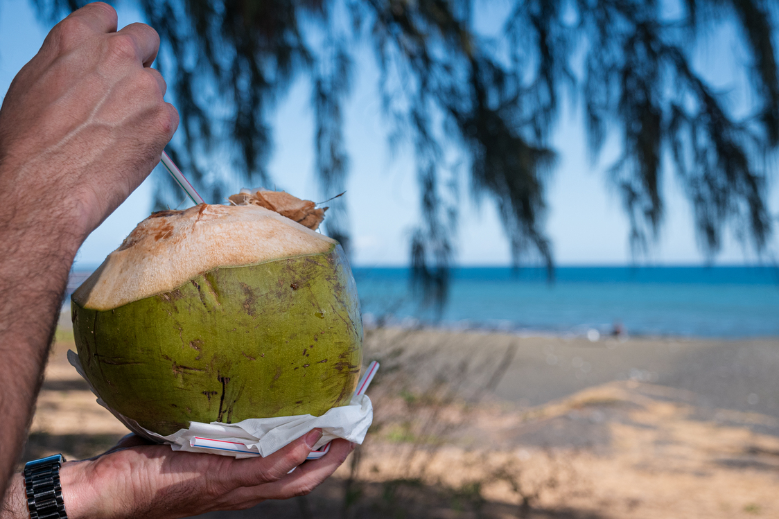 boire de l'eau de coco dans la noix de coco à l'ile de La Réunion