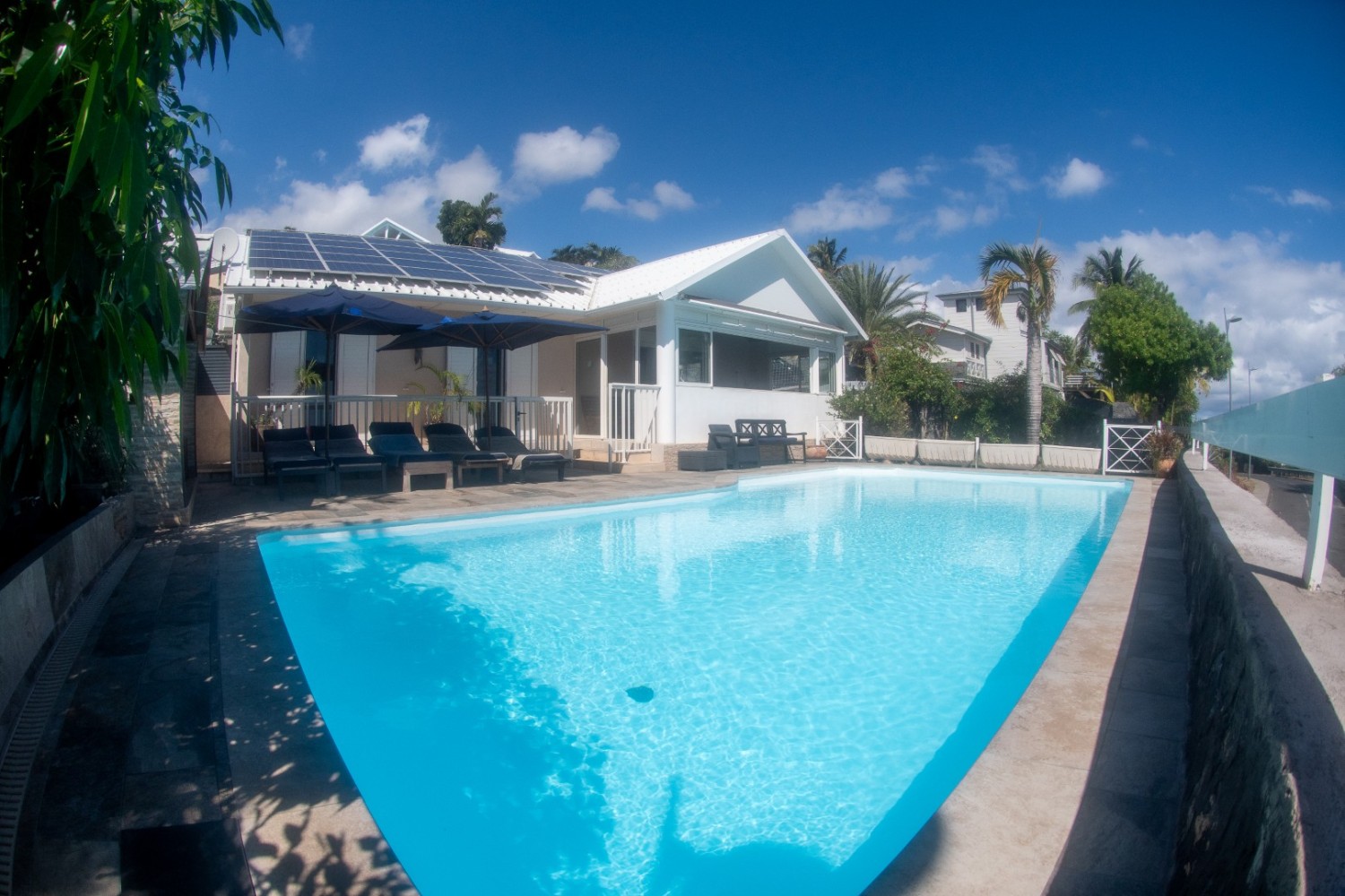 Villa avec piscine et vue mer à St-Gilles-les-Bains ? location saisonnière calme et bien située