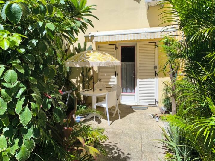 Grand studio calme à L?Hermitage avec jardin privé et accès direct à la plage, idéal pour 1 à 3 personnes