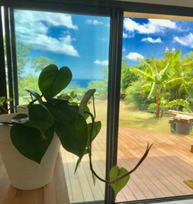 T2 climatisé à Saint-Gilles-les-Bains avec vue panoramique sur la baie et le port, idéal pour 1 à 4 personnes