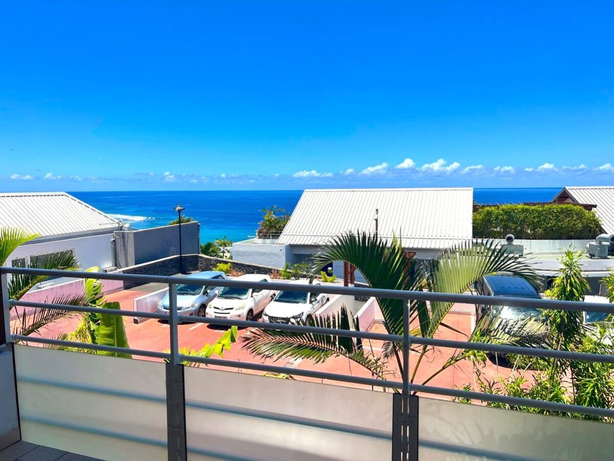 T2 climatisé à Saint-Gilles-les-Bains avec superbe vue sur la baie et le port, idéal pour 1 à 4 personnes