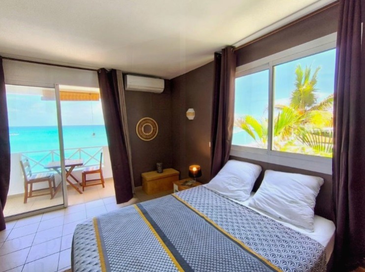 Grand studio lumineux pieds dans l?eau à Saint-gilles, résidence sécurisée, accès direct à la plage, idéal pour 1 à 4 personnes