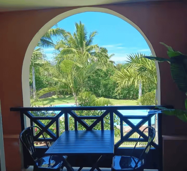 Studio climatisé avec piscine à Saint-Gilles-les-Bains, terrasse vue piscine, proche plages, idéal pour 1 à 2 personnes