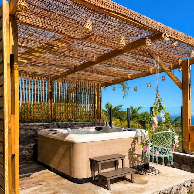 Meublé L'Écrin du Sentier des Fougères avec jacuzzi et vue sur l?océan à La Chaloupe