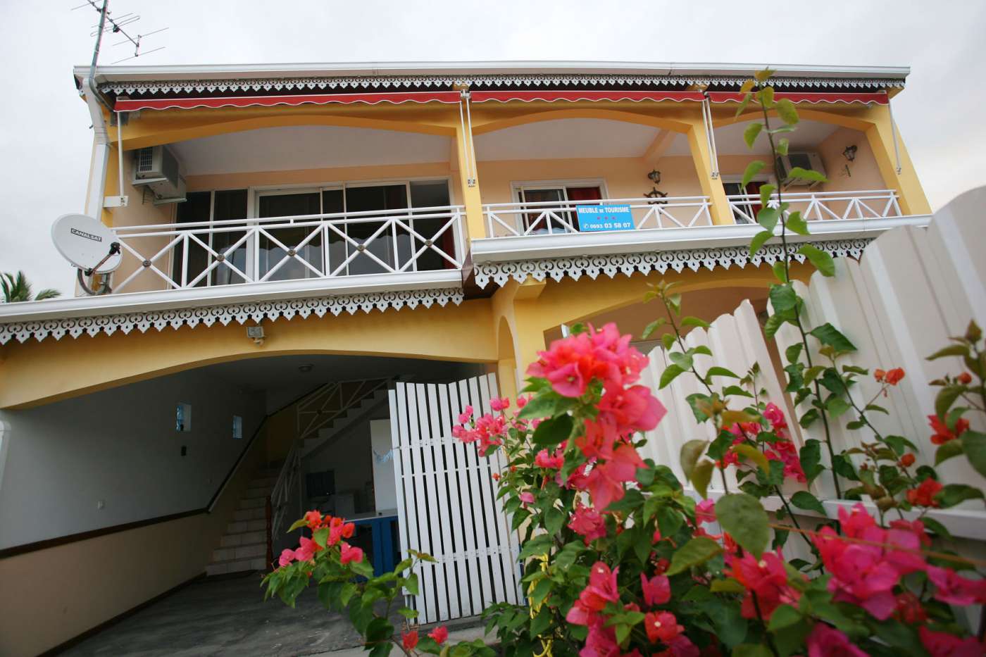 ME VOICI - HOAREAU ROSEMAY ** Saint-Paul Centre-ville 974