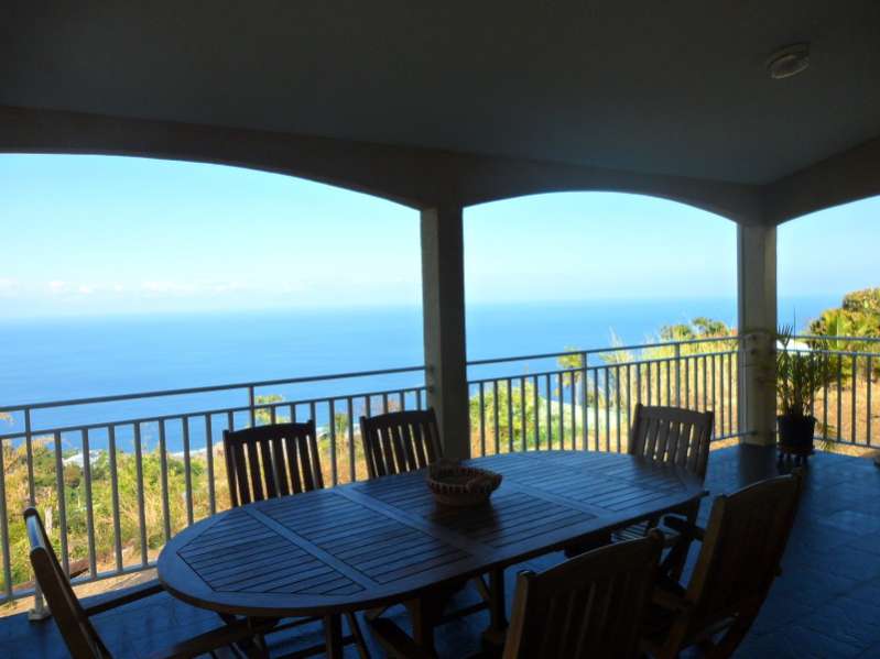Meublé touristique dans les hauts de l'Ouest avec vue sur le littoral