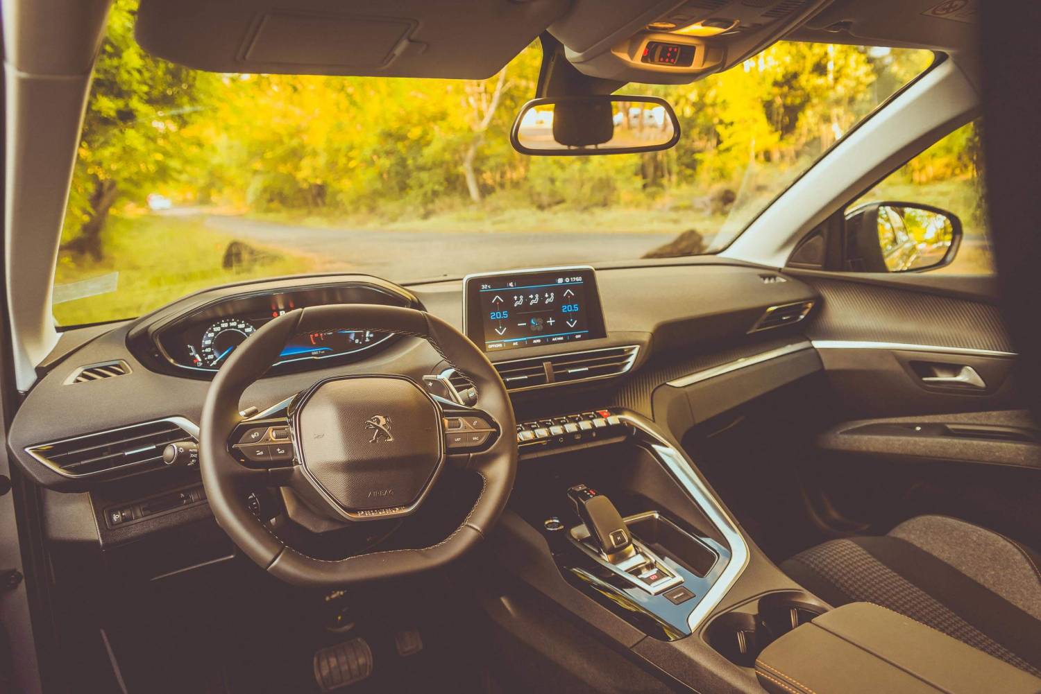 l'intérieur d'une voiture vtc sur les routes de la reunion