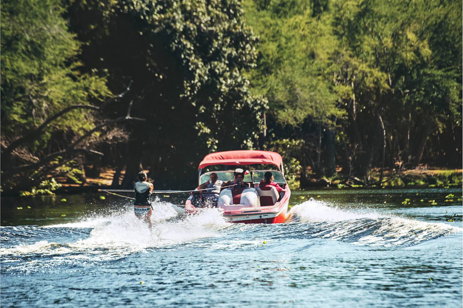 Ski nautique à L'ile de La Réunion sur l'étang saint-paul 974