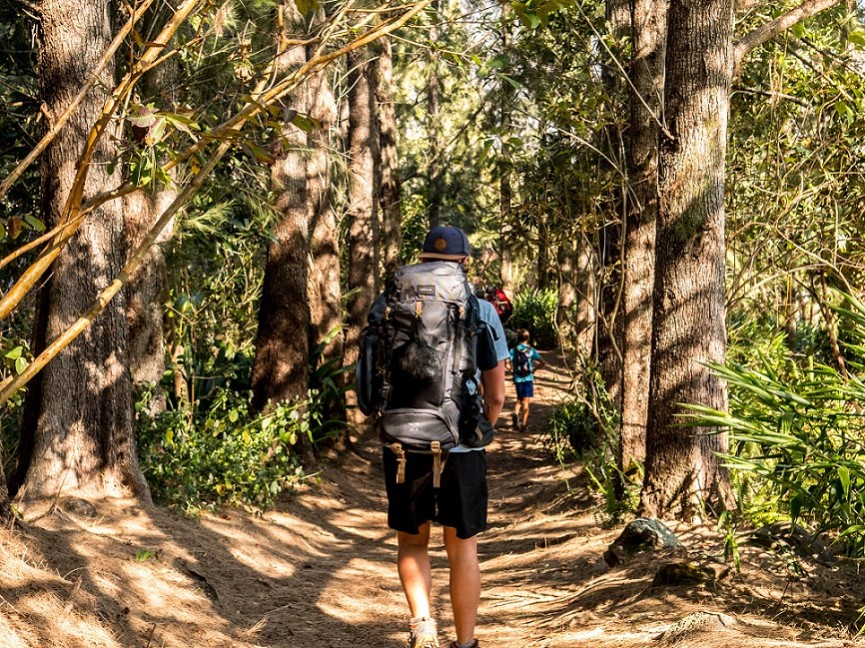 Randonneur qui admire la canalisation des Orangers, une des portes d'entrée dans le cirque de Mafate  à l'ile de La Réunion