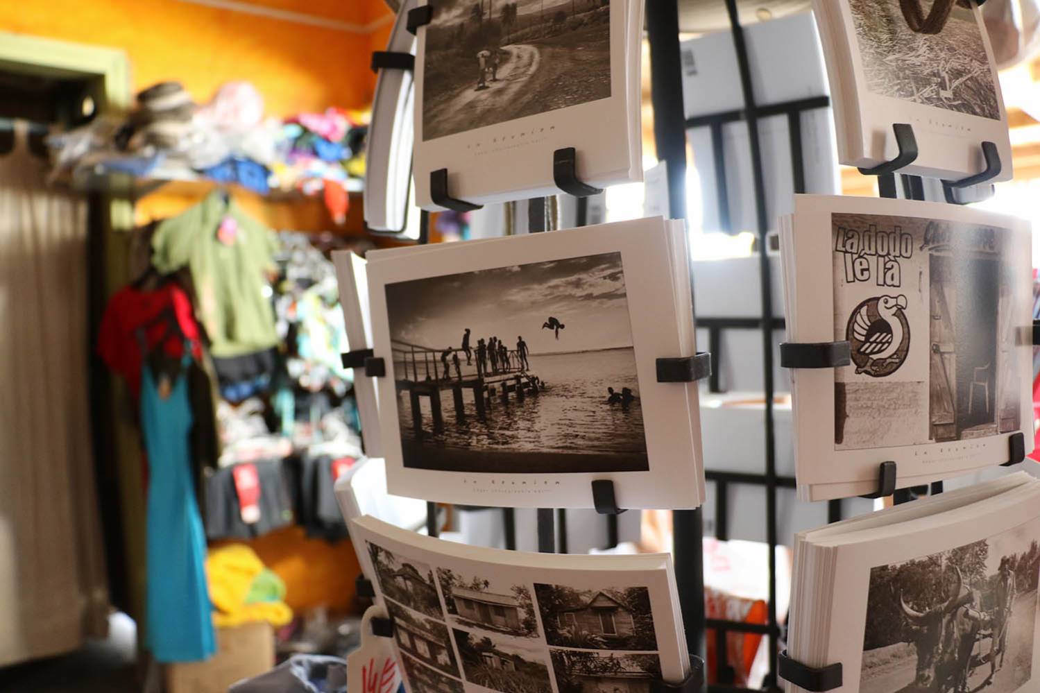 Cartes postales de La Réunion dans une boutique souvenir de Saint-Gilles à l'ile de La Réunion 974