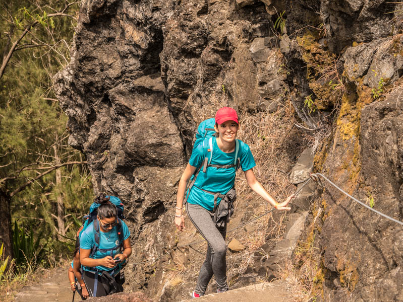 Randonneuse dans le cirque de Mafate ile de La Réunion 974