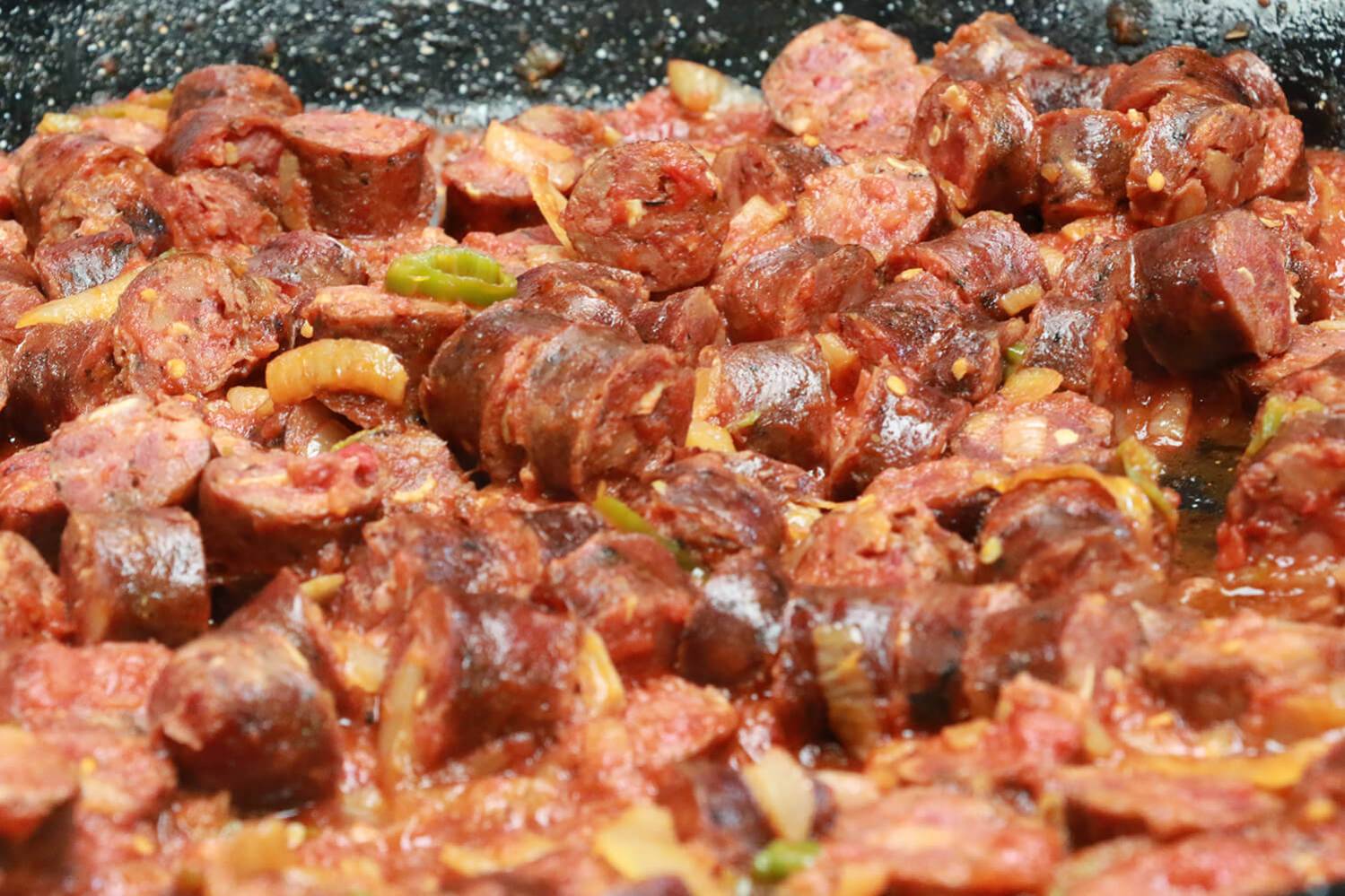 Rougail saucisse plat traditionnel de l'Ile de La Réunion 974