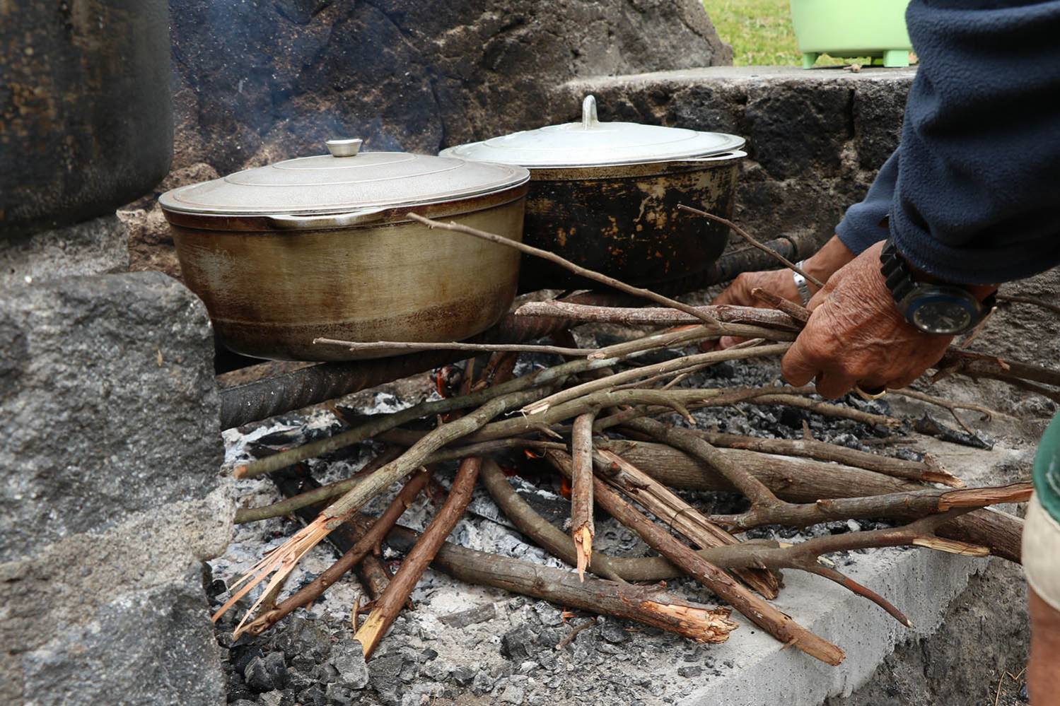 Des marmites sur le feu de bois lors d'un pique nique dans l'Ouest de l'Ile de la Réunion