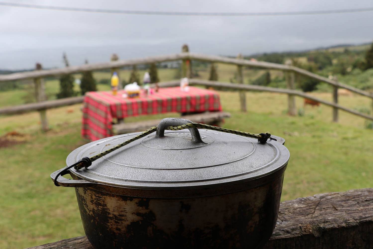 Marmite lors d'un pique-nique avec vue sur le littoral dans les Hauts de l'Ouest de La Réunion