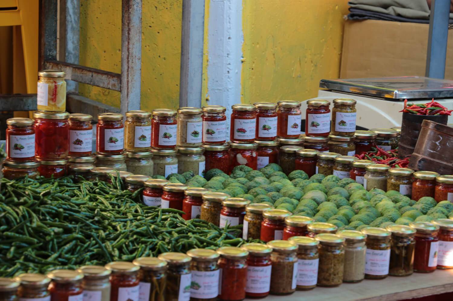 piments et combavas au marché de Saint-Gilles-les-Bains à l'Ile de La Réunion 974