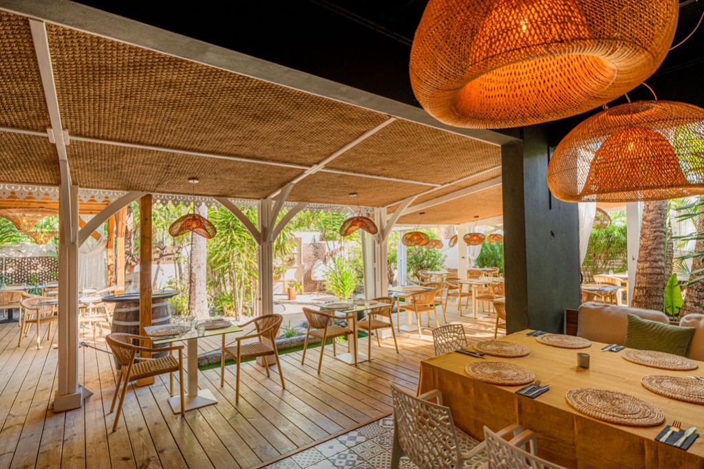 Boho Restaurant à Saint-Gilles-les-Bains, cuisine créative du monde et cave à vins dans un jardin tropical bohème chic