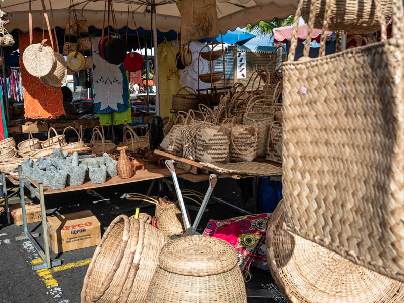 marché forain couvert dans le centre ville de Saint-Paul ile de La Réunion 974