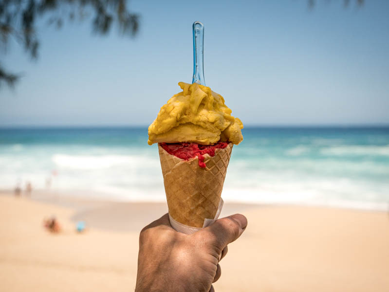 cornet de glace à la plage de BOucan Canot ile de La Réunion 974