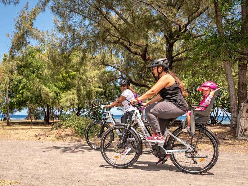 Balade en vélo électrique en famille sur le front de mer de Saint-Leu ile de La Réunion 974